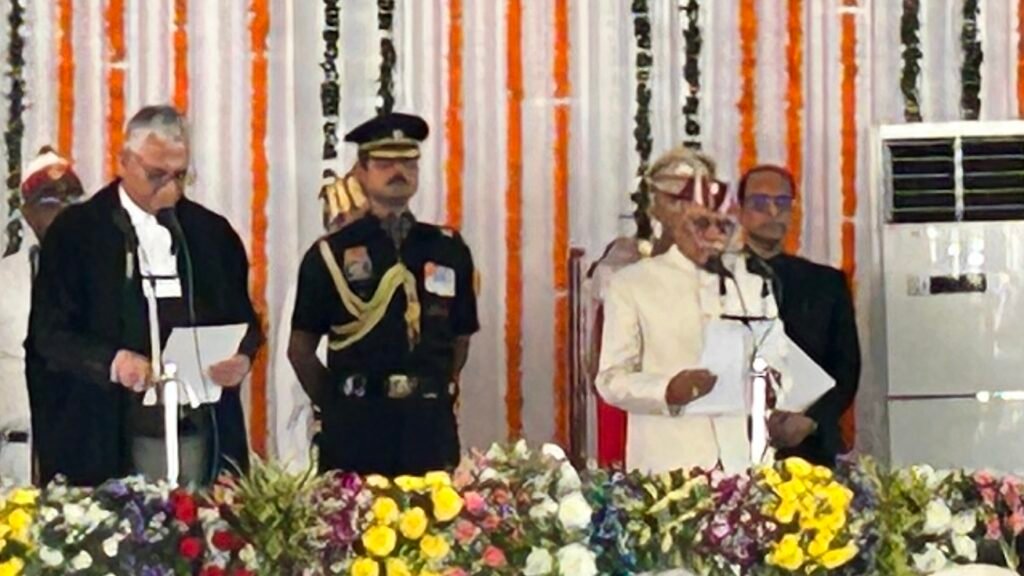 उत्तराखंड के नौवें राज्यपाल ढाल सिंह बिसेन ने ली विधिवत शपथ, राज्यपाल ने देवभूमि को किया प्रणाम ।